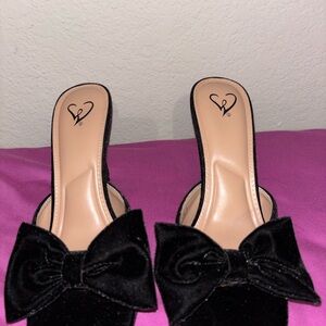 Windsor“Adorably Luxe Velvet Bow Strap Stiletto Mules” (Size 8)